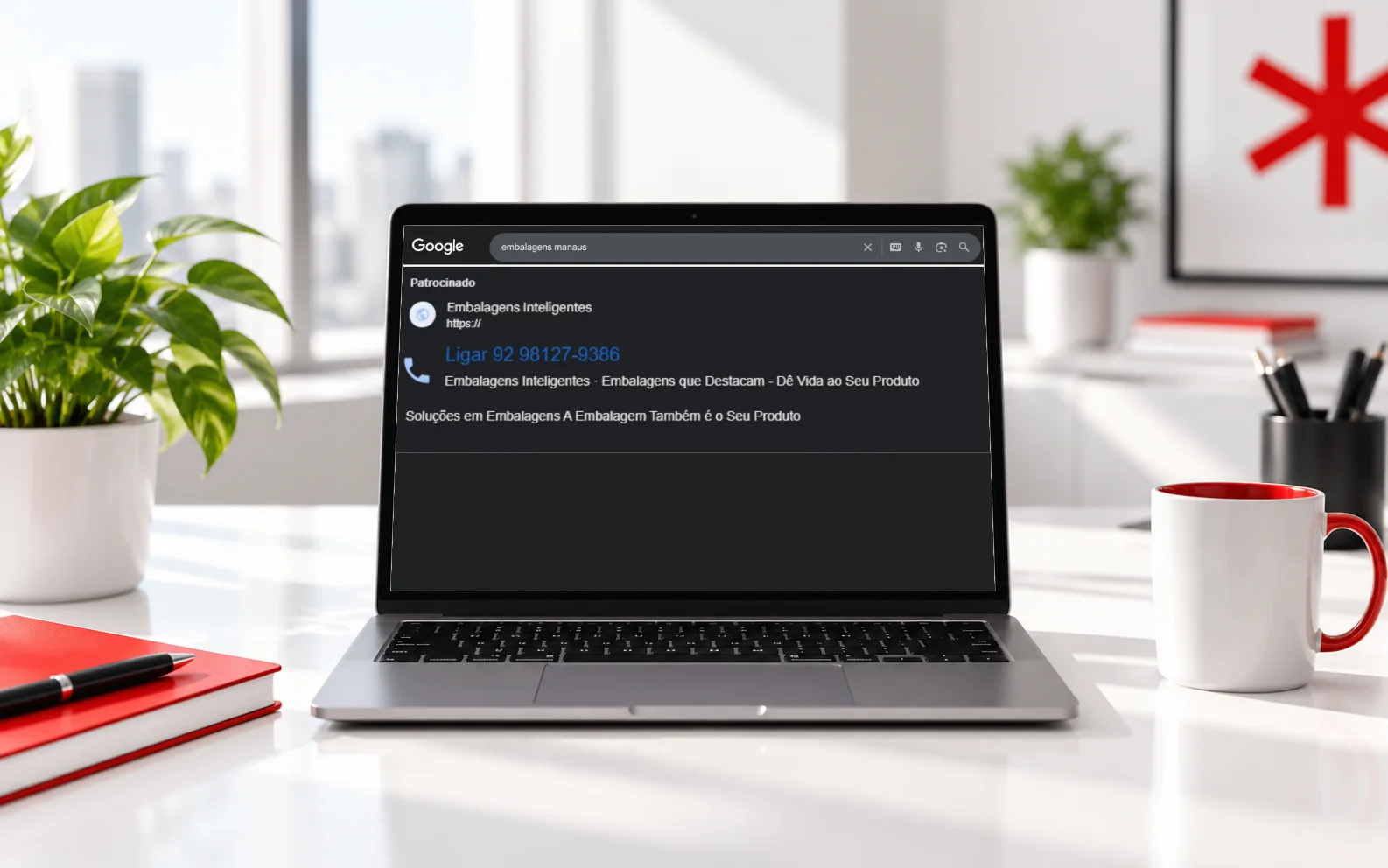 Notebook mostrando um anúncio de pesquisa do Google em uma mesa de escritório